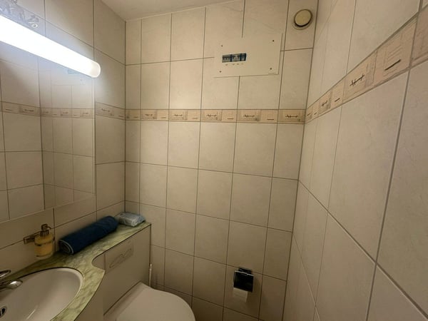 Grosszügige 3.5Zi. Wohnung im Grünen. Tiefgaragenplatz inkl. 6