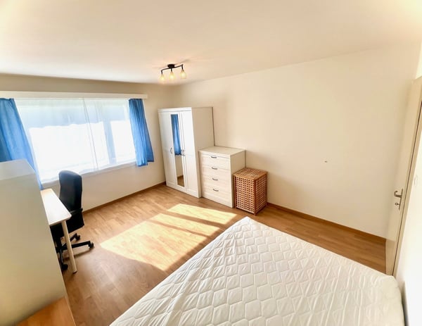 Grosses Zimmer in unkomplizierter WG - 7min vom Flughafen 2
