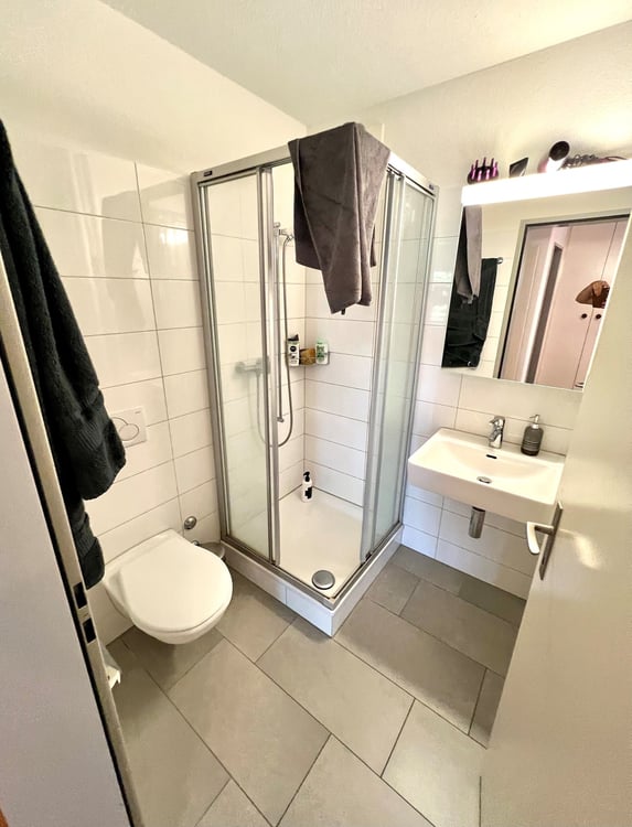 Grosses Zimmer ruhig gelegen mit gutem ÖV Anschluss =) 7
