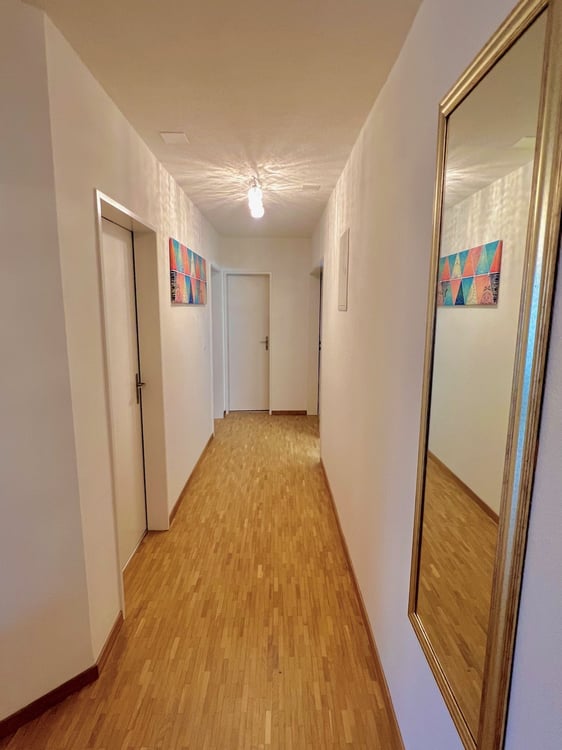 Grosses Zimmer ruhig gelegen mit gutem ÖV Anschluss =) 8