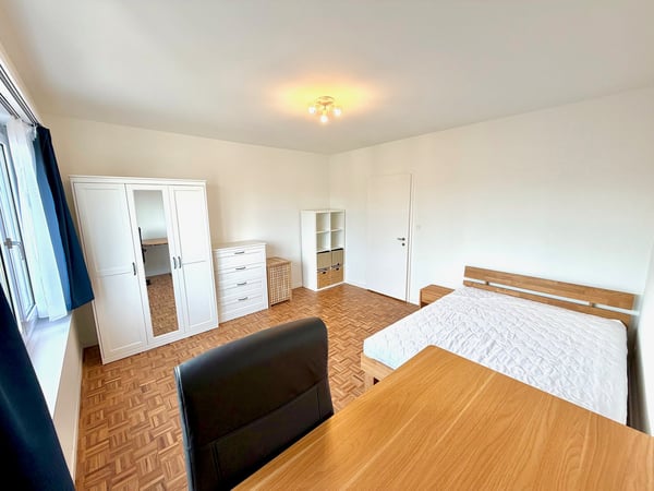 Grosses Zimmer ruhig gelegen mit gutem ÖV Anschluss =) 2
