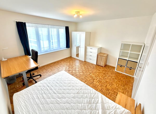 Grosses Zimmer ruhig gelegen mit gutem ÖV Anschluss =) 1
