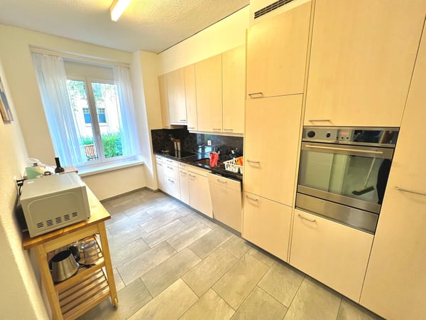 Grosses Zimmer ruhig gelegen mit gutem ÖV Anschluss =) 4
