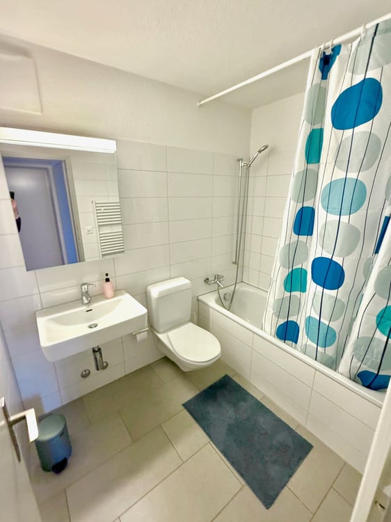 Grosses Zimmer ruhig gelegen mit gutem ÖV Anschluss =) 6