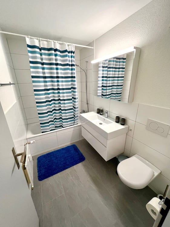 Grosses Zimmer ruhig gelegen mit gutem ÖV Anschluss =) 5