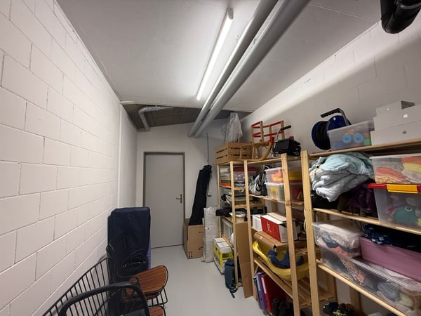 Geteilt (2/3 verfügbar) genutzter Belüfteter hoher moderner Keller-/Lagerraum 16