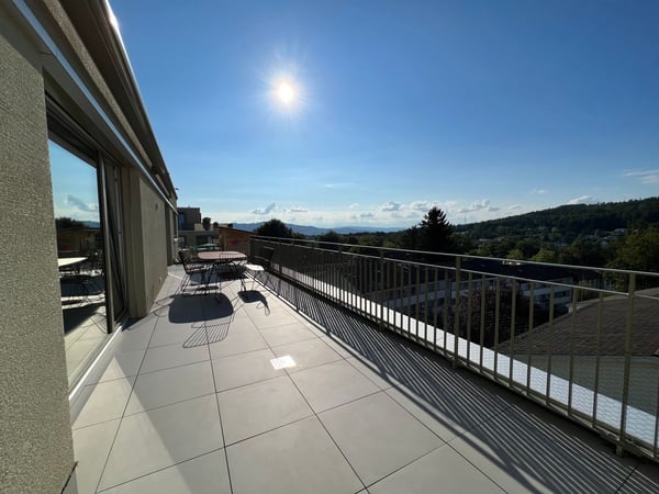 Möblierte Attika - Traumsicht über Zürich bis Uetliberg - neuwertig! 1