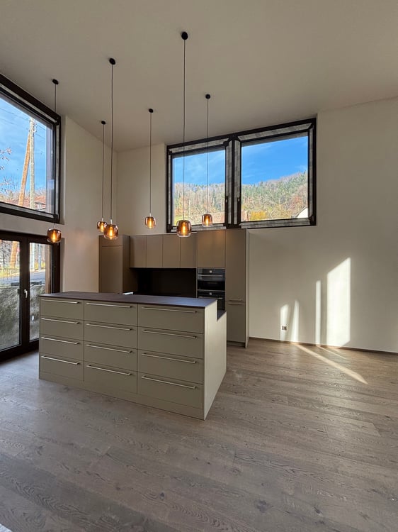 Aussergewöhnliche 2.5 Zimmer-Maisonette-Wohnung mit Garten 1