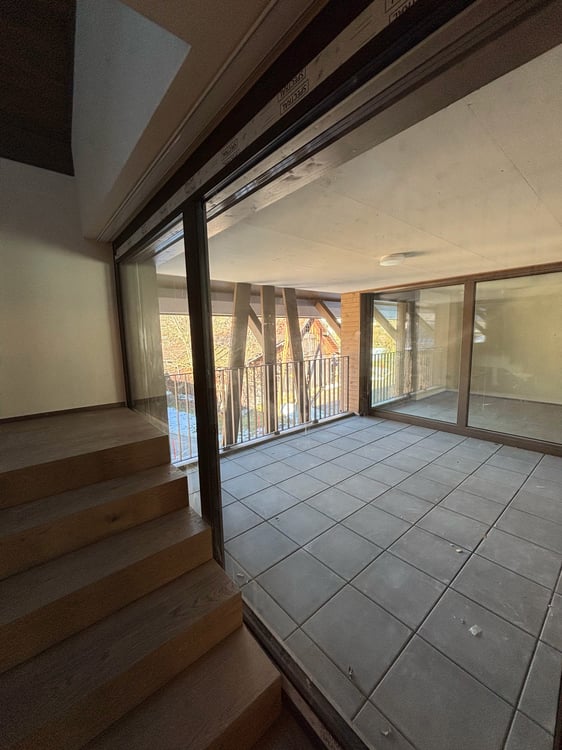 Moderne Neubau 4.5-Zimmer-Maisonette-Wohnung in naturnaher Lage