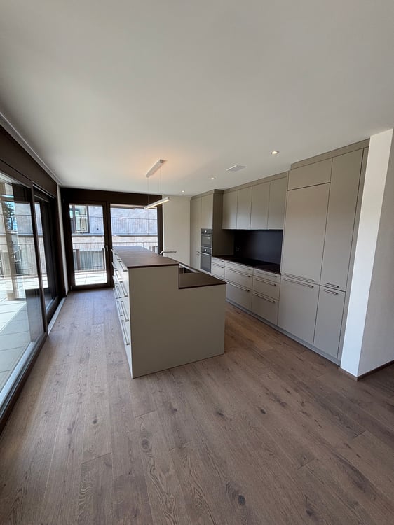 ERSTBEZUG: Grosszügige 5.5-Zimmer-Wohnung mit 41m2 Balkon 3