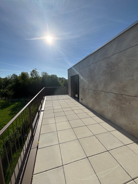 ERSTVERMIETUNG 3.5 Zimmer-Attika-Wohnung mit zwei Terrassen und Blick in die Natur 2