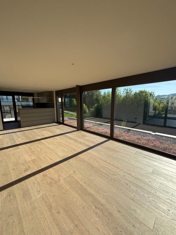 ERSTVERMIETUNG 3.5 Zimmer-Attika-Wohnung mit zwei Terrassen und Blick in die Natur 3
