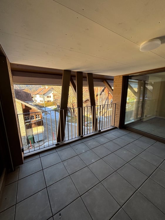 Moderne Neubau 4.5-Zimmer-Maisonette-Wohnung in naturnaher Lage