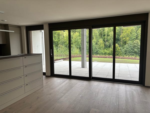 Grosszügige, neuwertige 3.5 Zimmer-Wohnung mit Garten
