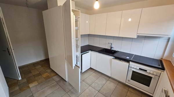 Schön renovierte 1.5 Zimmer-Wohnung mit 12m2 Wohnfläche und Balkon 3