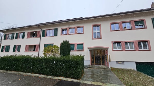 Schön renovierte 2.5 Zimmer-Wohnung mit 33m2 Wohnfläche und Balkon in den ruhigen Innenhof 1
