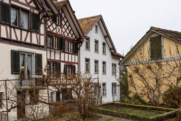 Umfassend sanierte 1.5 Zimmerwohnung mit Altbaucharme an einmaliger Lage 2