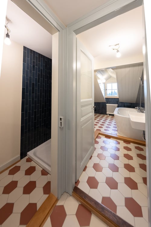 Umfassend sanierte 1.5 Zimmerwohnung mit Altbaucharme an einmaliger Lage 9