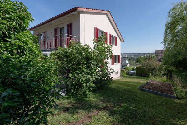 Gartenidylle über Regensdorf – Ihr neues Zuhause für die ganze Familie 2