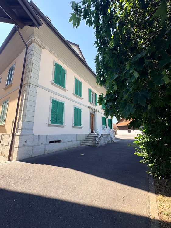 Superbe appartement de 4.5 pièces 100 m² env. dans un immeuble de caractère à Henniez 15