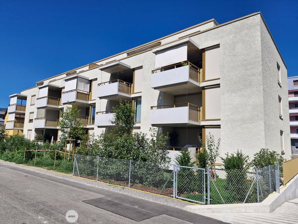 Moderne 2.5-Zimmer-Neubau-Wohnung mit Balkon und Gartenanteil in Biel/Bienne 1