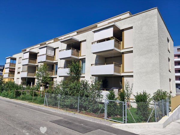 Moderne 2.5-Zimmer-Neubau-Wohnung mit Balkon und Gartenanteil in Biel/Bienne 1
