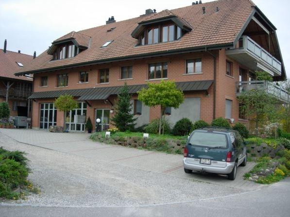 Charmante 4.5-Zimmer-Wohnung mit Kamin und Garten in Detligen 1
