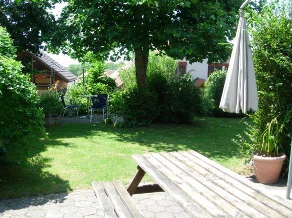 Charmante 4.5-Zimmer-Wohnung mit Kamin und Garten in Detligen 8