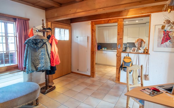 Stöckli mit Laden, Wohnung und Ausbaumöglichkeit 11