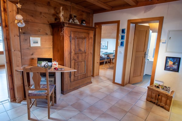 Stöckli mit Laden, Wohnung und Ausbaumöglichkeit 9