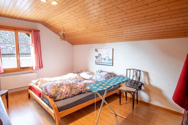 Stöckli mit Laden, Wohnung und Ausbaumöglichkeit 12