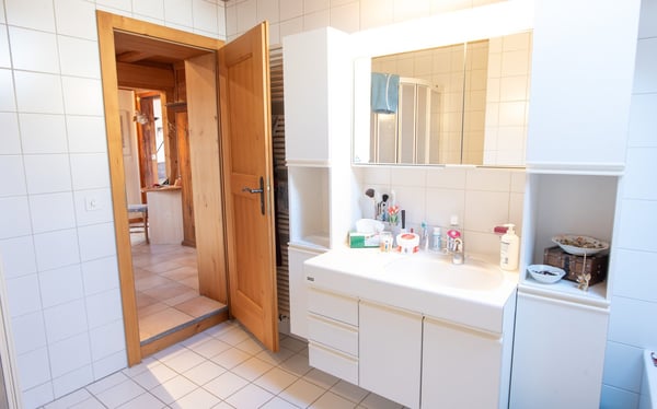 Stöckli mit Laden, Wohnung und Ausbaumöglichkeit 10