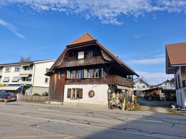 Stöckli mit Laden, Wohnung und Ausbaumöglichkeit 1