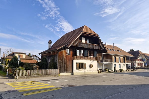 Stöckli mit Laden, Wohnung und Ausbaumöglichkeit 16