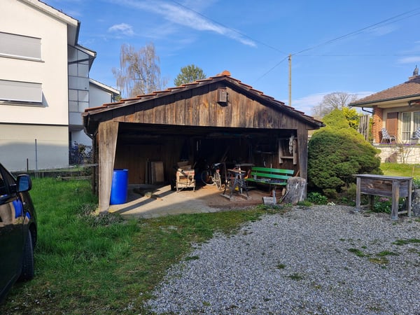 Stöckli mit Laden, Wohnung und Ausbaumöglichkeit 6