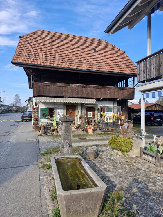 Stöckli mit Laden, Wohnung und Ausbaumöglichkeit 4