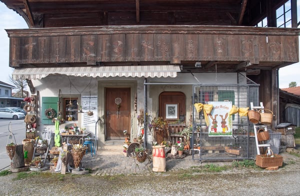 Stöckli mit Laden, Wohnung und Ausbaumöglichkeit 2