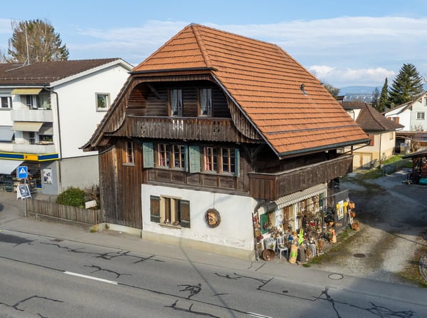 Stöckli mit Laden, Wohnung und Ausbaumöglichkeit 17