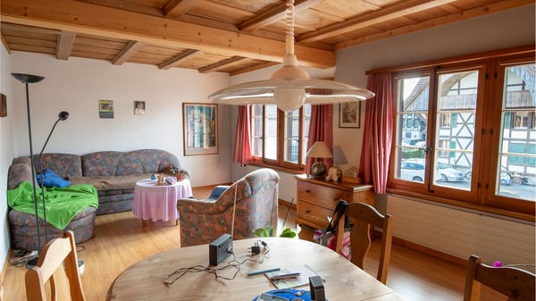 Stöckli mit Laden, Wohnung und Ausbaumöglichkeit 13