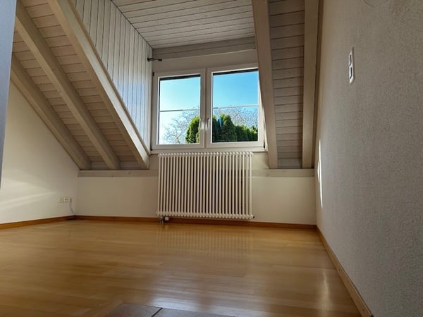 Charmante 2.5-Zimmer-Maisonette-Dachwohnung mit Seesicht in Erlenbach 8