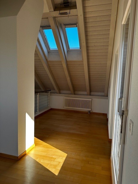 Charmante 2.5-Zimmer-Maisonette-Dachwohnung mit Seesicht in Erlenbach 9