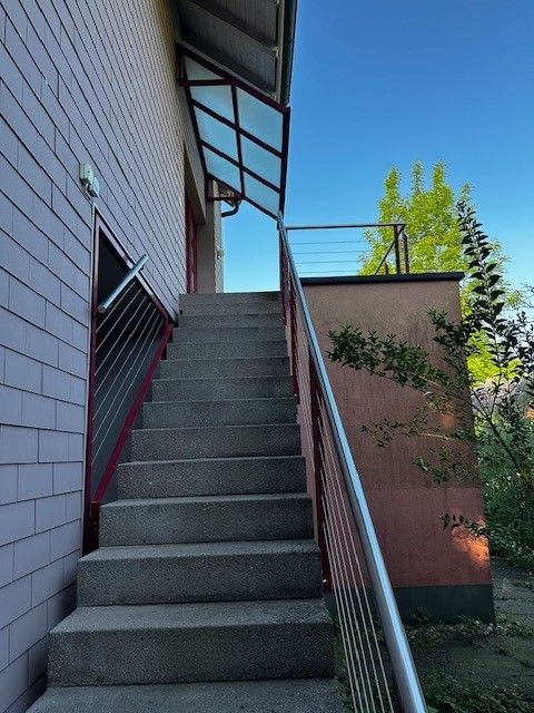 Charmante 2.5-Zimmer-Maisonette-Dachwohnung mit Seesicht in Erlenbach 11