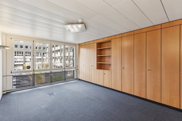 Ausgebaute Bürofläche mit Kleinbüroaufteilung an erstklassiger Lager 9