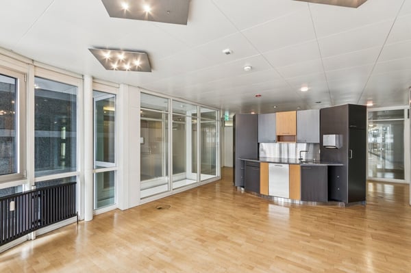 Ausgebaute Bürofläche mit Kleinbüroaufteilung an erstklassiger Lager 12