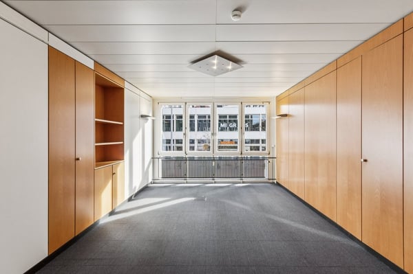 Ausgebaute Bürofläche mit Kleinbüroaufteilung an erstklassiger Lager 10