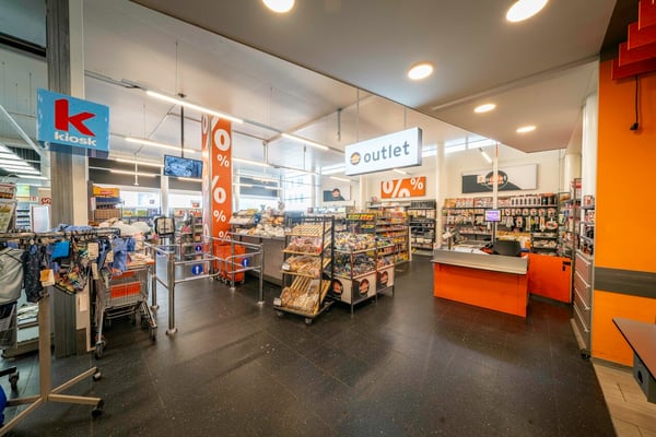 Attraktive Ladenfläche mit grossem Schaufenster bei Migros 2