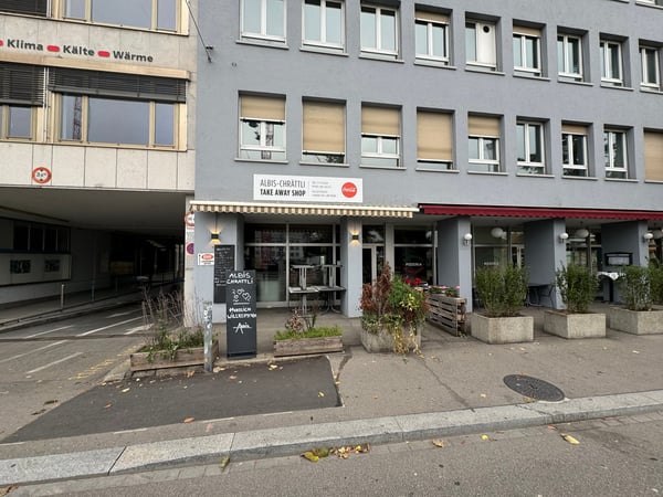 Vielseitiger Gewerberaum mit gut ausgestatteter Küche an der Albisriederstrasse 4