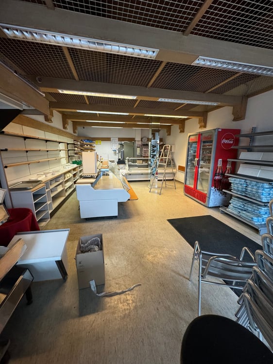 Vielseitiger Gewerberaum mit gut ausgestatteter Küche an der Albisriederstrasse 9