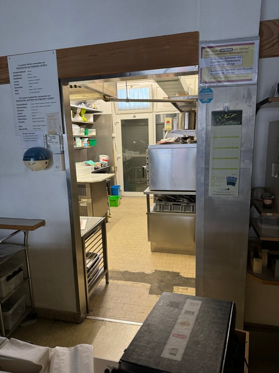 Vielseitiger Gewerberaum mit gut ausgestatteter Küche an der Albisriederstrasse 11