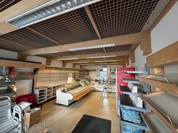 Vielseitiger Gewerberaum mit gut ausgestatteter Küche an der Albisriederstrasse 3